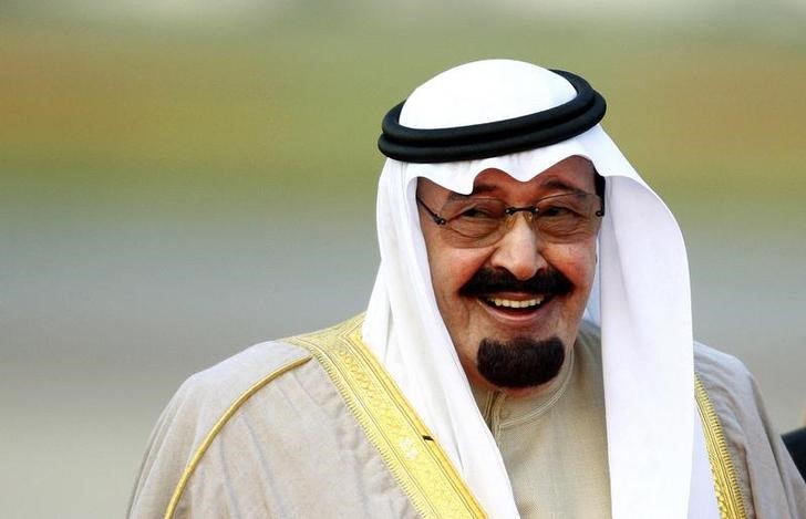 © Reuters. Saudi Arabia's King Abdullah arrives at Heathrow Airport in west London