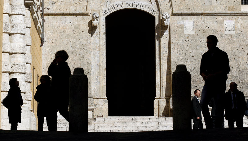 © Reuters. The main entrance of the Monte dei Paschi bank headquarters is seen in Siena