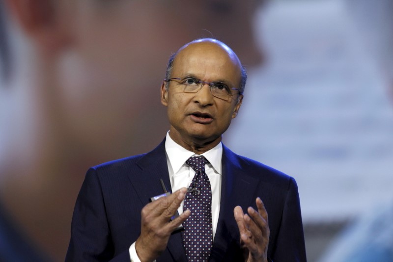 © Reuters. CEO of Medtronic Ishrak speaks during an IBM keynote address at the 2016 CES trade show in Las Vegas