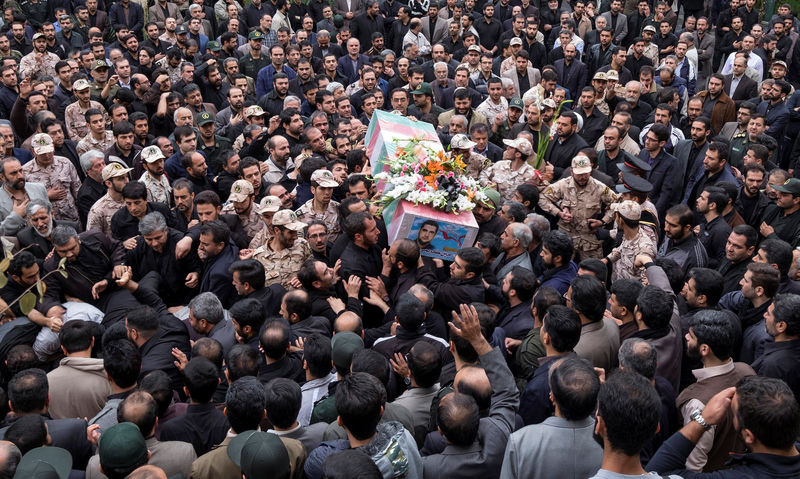 © Reuters. File photo of mourners carrying the coffin of Amin Karimi, a member of Iranian Revolutionary Guards who was killed in Syria, during his funeral in Tehran