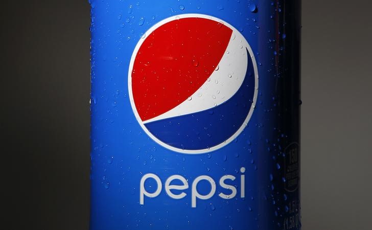 © Reuters. Photo illustration of a bottle of Pepsi in Willmette, Illinois