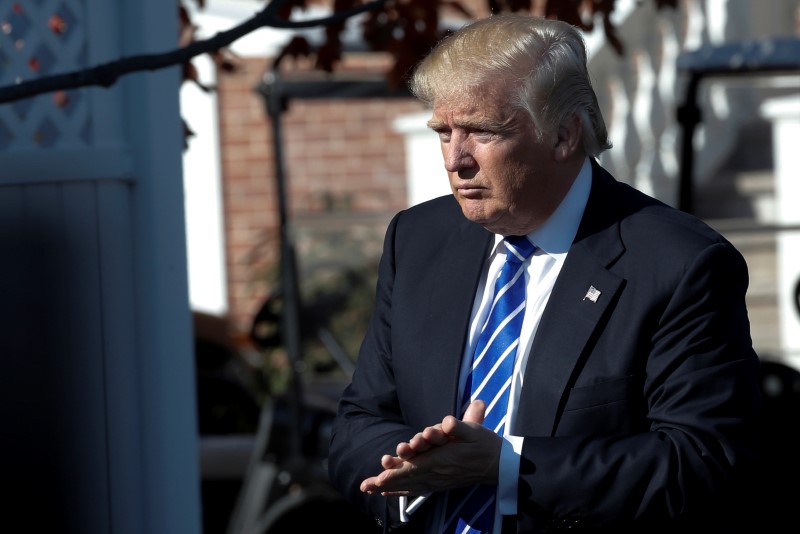 © Reuters. U.S. President-elect Donald Trump arrives at the the main clubhouse at Trump National Golf Club in Bedminster