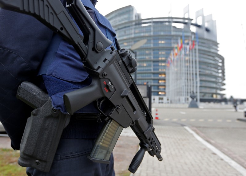 © Reuters. A French CRS policeman stands guard in front of the European Parliament in Strasbourg