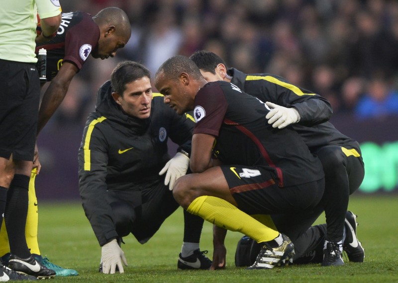 © Reuters. Manchester City's Vincent Kompany goes down with an injury