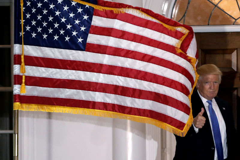 © Reuters. U.S. President-elect Donald Trump gestures to the news media as he appears outside the main clubhouse at Trump National Golf Club in Bedminster