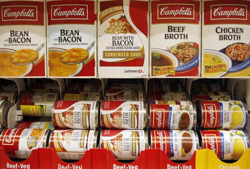 © Reuters. Cans of Campbell's Soup are stocked on a shelf at a grocery store in Phoenix