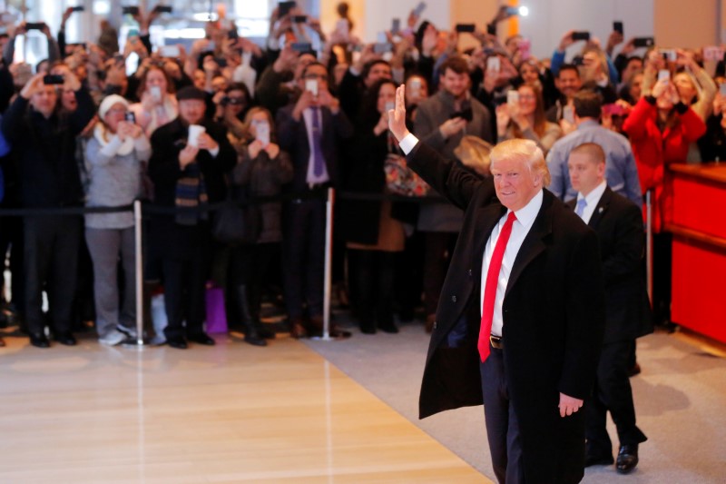 © Reuters. Trump acena para multidão na entrada de prédio do New York Times