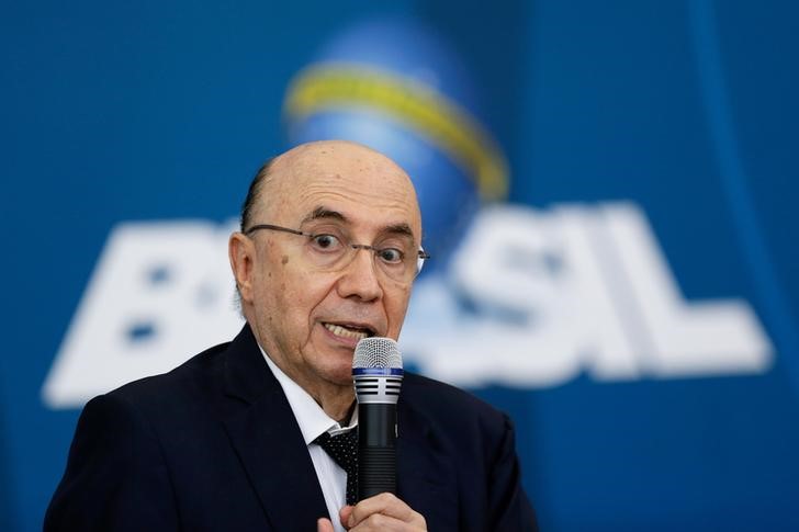 © Reuters. Brazil's Finance Minister Henrique Meireles speaks during a meeting of the Council for Economic and Social Development (CDES) at the Planalto Palace in Brasilia