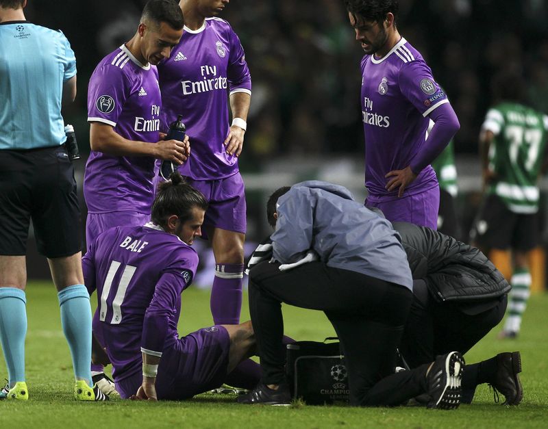 © Reuters. El Real Madrid, preocupado por el estado de Bale para el clásico