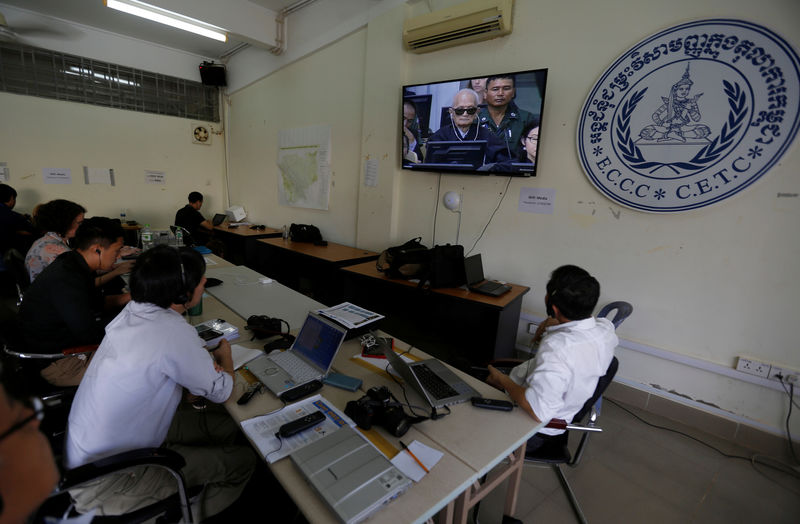 © Reuters. Former Khmer Rouge leader Nuon Chea is seen on a television screen at the Extraordinary Chambers in the Courts of Cambodia (ECCC), on the outskirts of Phnom Penh