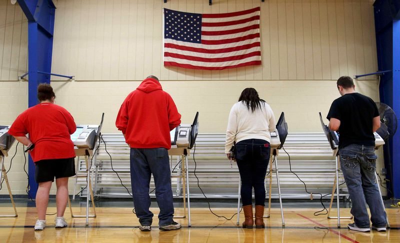 © Reuters. Voters cast their votes during the U.S. presidential election in Ohio