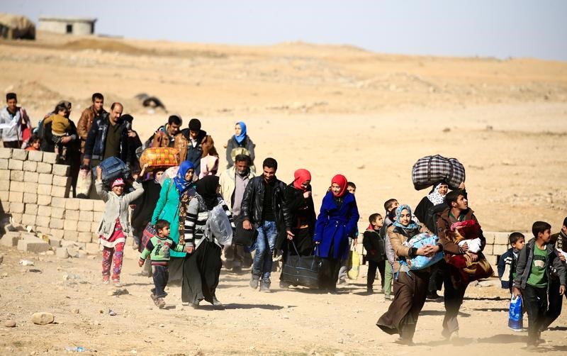 © Reuters. Civiles huyen al acercarse grupos chiíes a una ciudad clave al oeste de Mosul