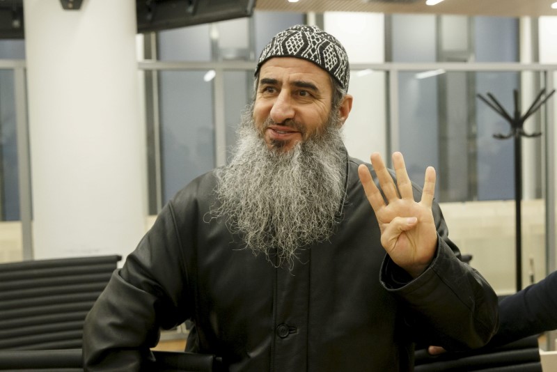 © Reuters. Mullah Krekar gestures at Oslo's District Court, Norway