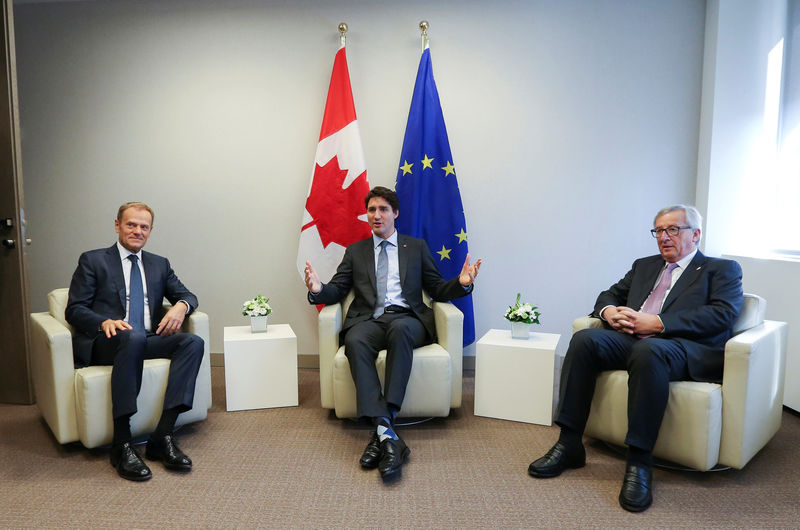 © Reuters. EU Council President Donald Tusk, Canadian PM Justin Trudeau and European Commission President Jean Claude Juncker meet before the signing of the Comprehensive Economic and Trade Agreement (CETA) at the European Council in Brussels