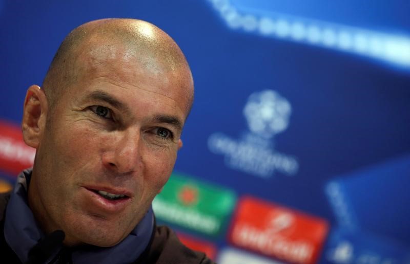 © Reuters. Zidane alaba el espíritu de lucha del Real Madrid en Europa