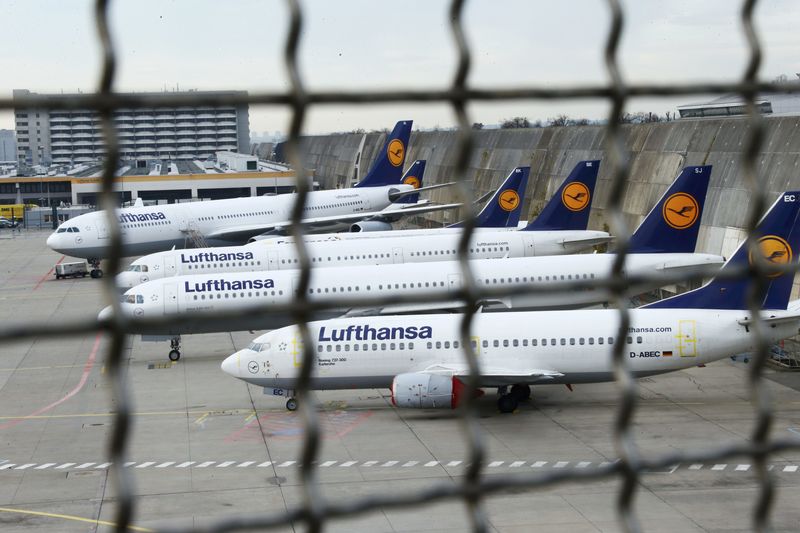 © Reuters. Aviões da alemã Lufthansa vistos no aeroporto de Frankfurt