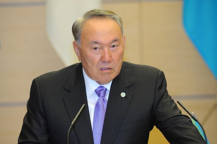 © Reuters. President of the Republic of the Kazakhstan Nursultan Abishevich Nazarbayev and Japanese Prime Minister Shinzo Abe attend a joint news conference at Prime Minister Office in Tokyo