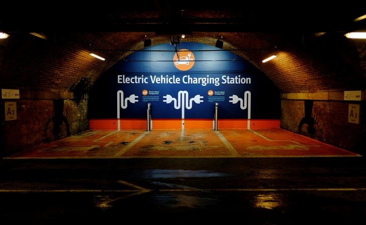 © Reuters. An Electric car charging point is seen in a car park in Manchester northern England.