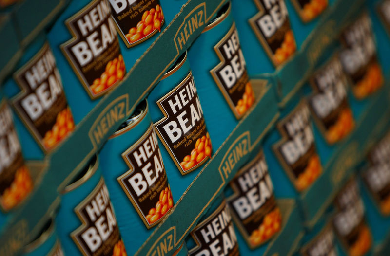 © Reuters. Tins of Heinz Baked Beans rest on a palette in the company's factory in Wigan