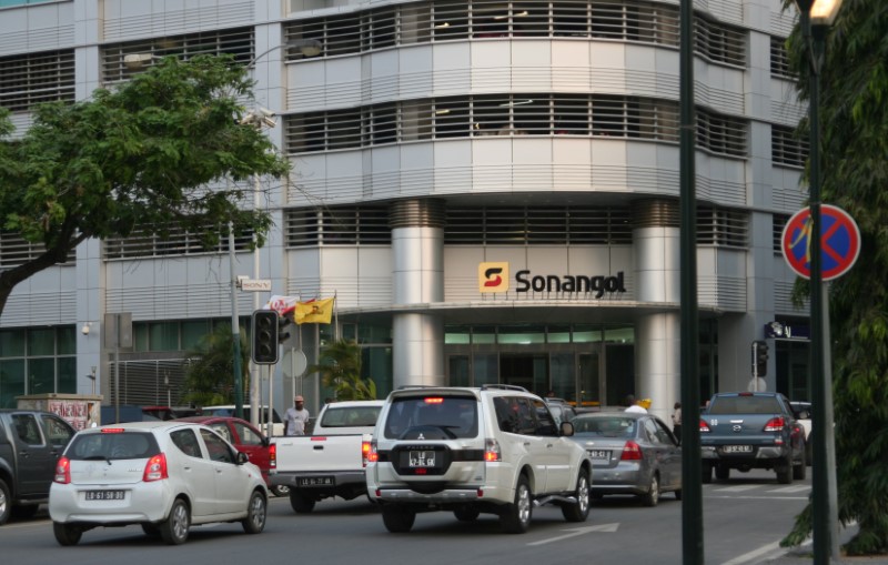 © Reuters. A man walks past the head office of Angola's state oil company Sonangol in the capital Luanda, Angola