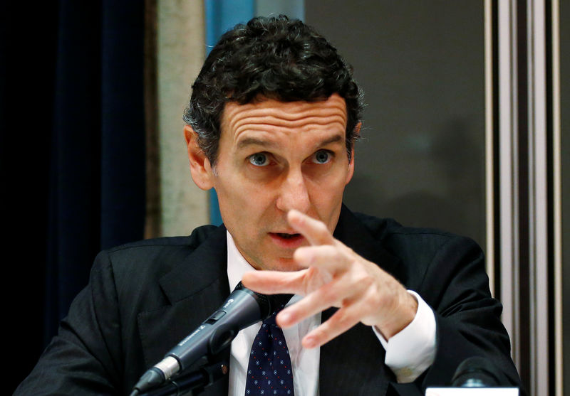 © Reuters. Monte dei Paschim di Siena bank CEO Marco Morelli talks during a news conference  in Milan