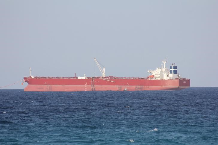 © Reuters. Нефтеналивной танкер у порта Рас-Лануф в Ливии