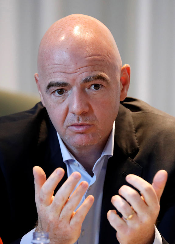 © Reuters. FIFA President Gianni Infantino speaks during a news conference after the governing body's first Executive Football Summit in Roissy