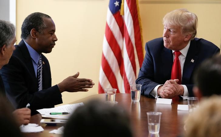 © Reuters. Republican U.S. presidential nominee Donald Trump listens to former presidential candidate Dr. Ben Carson during a meetig with local small business leaders before a campaign rally in West Palm Beach