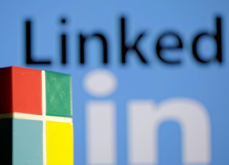 © Reuters. L'UE DEVRAIT AUTORISER LE RACHAT DE LINKEDIN PAR MICROSOFT