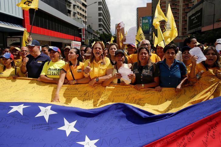 © Reuters. Simpatizantes da oposição venezuelana protestam em Caracas