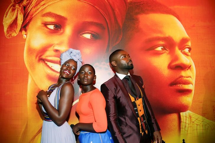 © Reuters. Atores Lupita Nyong'o, Madina Nalwanga e David Oyelowo posam em Hollywood