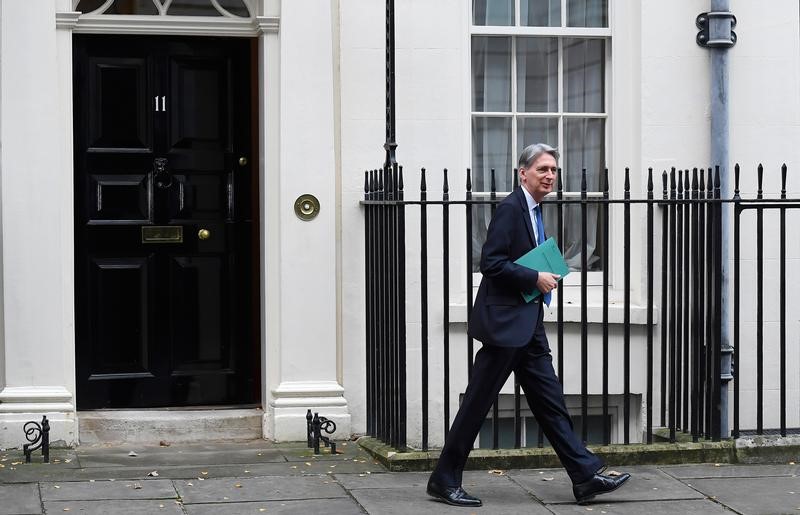 © Reuters. Britain's Chancellor of the Exchequer Philip Hammond  leaves 11 Downing Street on his way to present his Autumn Statement in the House of Commons, in London