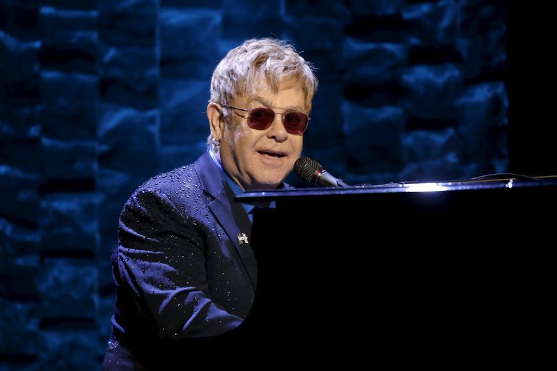 © Reuters. Singer Elton John performs at the Hillary Victory Fund "I'm With Her" benefit concert for U.S. Democratic presidential candidate Hillary Clinton at Radio City Music Hall in New York