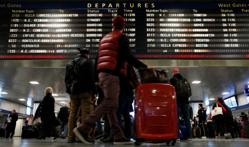 © Reuters. Travellers look at the schedule board during the Thanksgiving travel rush at Penn Station in New York