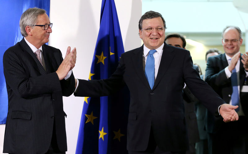 © Reuters. Outgoing president of EU Commission Barroso reacts as he is applauded by incoming president of the EU Commission Juncker in Brussels