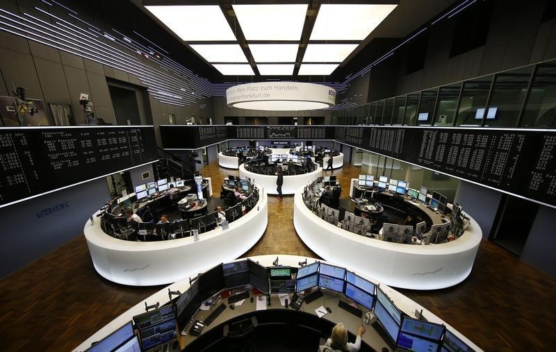 © Reuters. The German share prize index board and the trading room of Frankfurt's stock exchange are photographed during afternoon trading session in Frankfurt