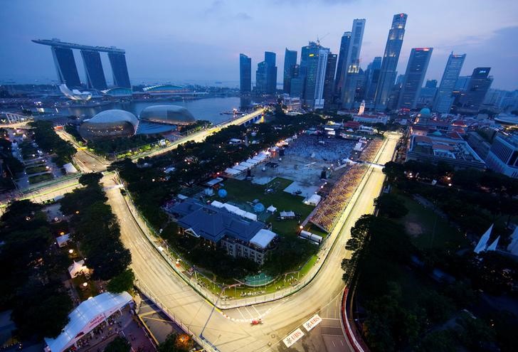 © Reuters. File photo of the illuminated circuit during the third practice session of the Singapore F1 Grand Prix at the Marina Bay circuit