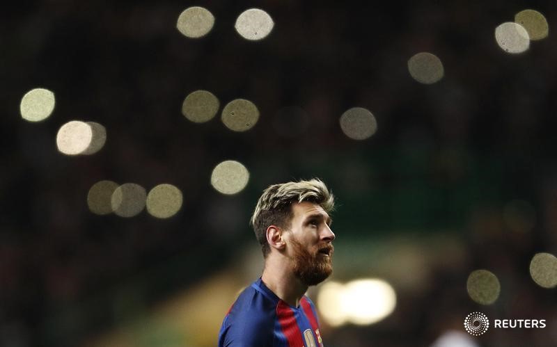 © Reuters. El delantero del Barcelona Lionel Messi, durante un partido contra el Celtic escocés en Glasgow