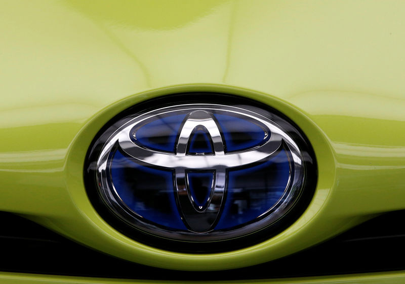 © Reuters. Toyota Motor Corp's logo is pictured on a car in Tokyo