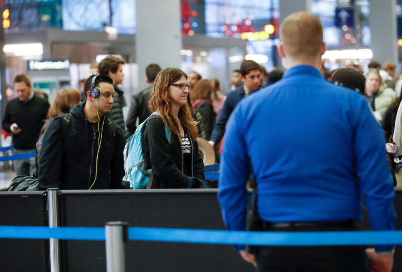 © Reuters. Travelers wait in security check point line at O'Hare Airport before the busy Thanksgiving Day weekend in Chicago