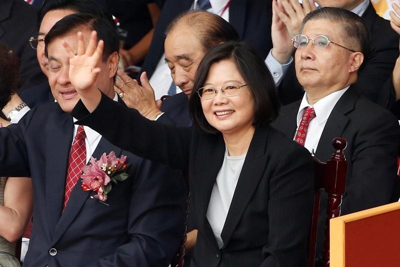 © Reuters. President Tsai Ing-wen waves during National Day celebrations in Taipei