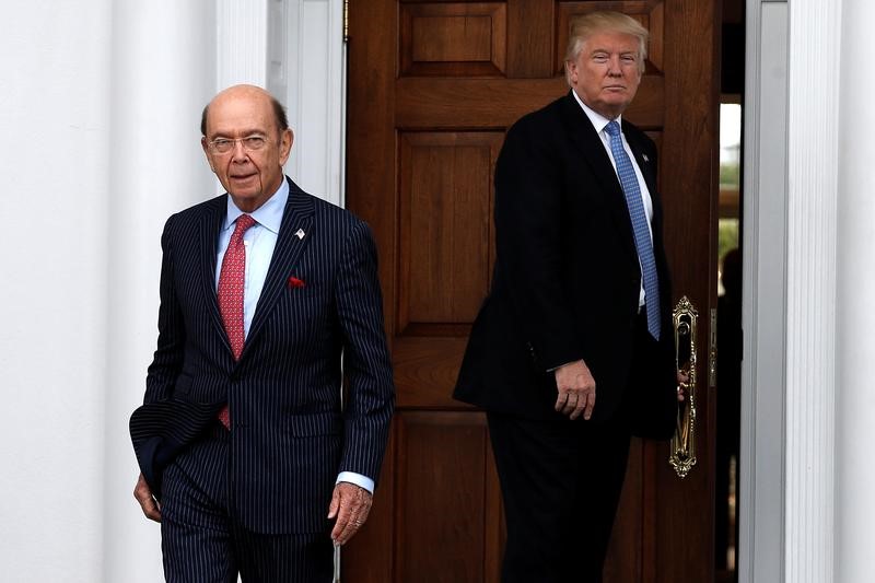 © Reuters. U.S. President-elect Donald Trump looks on as Wilbur Ross departs after their meeting at Trump National Golf Club in Bedminster