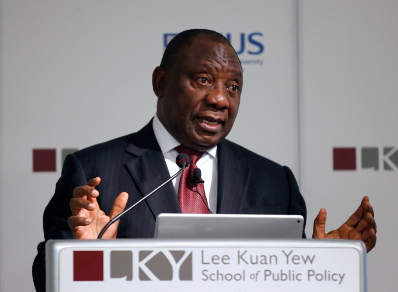 © Reuters. South African Deputy President Cyril Ramaphosa speaks during a lecture at the Lee Kuan Yew School of Public Policy in Singapore