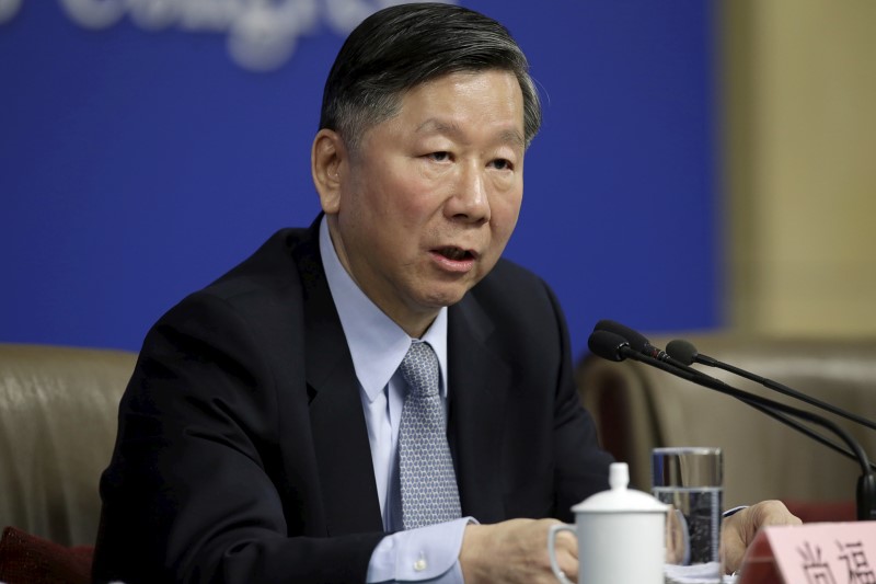 © Reuters. Shang Fulin, chairman of the CBRC, answers a question at a news conference in Beijing