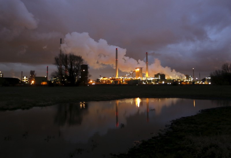 © Reuters. File photo of coking plant and blast furnace of ThyssenKrupp Steel Europe AG are seen in Duisburg