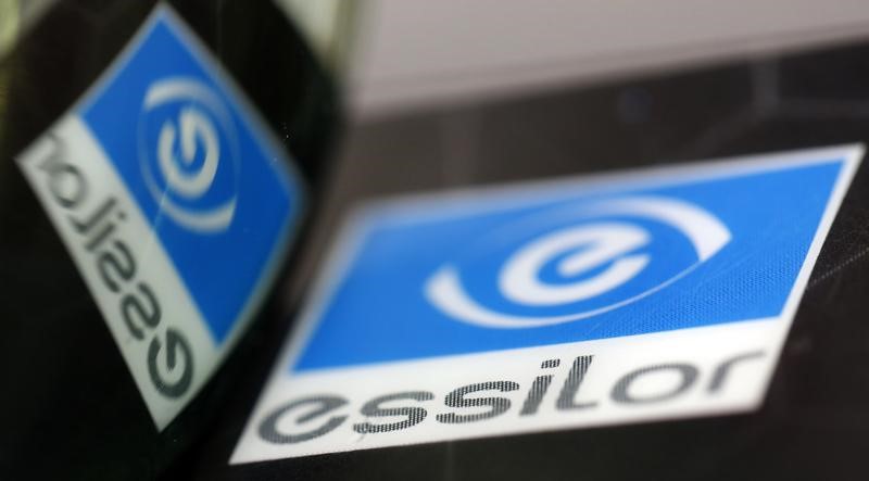 © Reuters. ESSILOR EN TÊTE DU CAC 40 À MI-SÉANCE