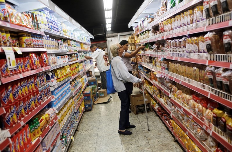 © Reuters. Consumidores em supermercado do Rio de Janeiro