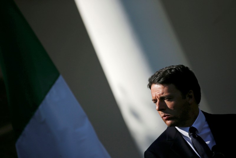 © Reuters. Italian Prime Minister Matteo Renzi attends a joint news conference with U.S. President Barack Obama in the Rose Garden of the White House in Washington