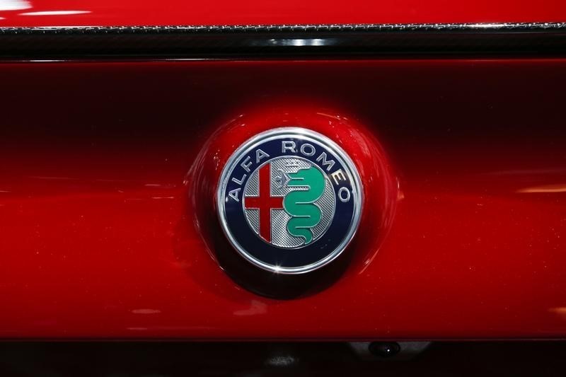 © Reuters. The Alfa Romeo logo is seen during the 2016 New York International Auto Show in Manhattan, New York