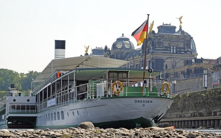 © Reuters. Ships are moored near the Old Town as the water level of Elbe river drops due to hot temperatures in Dresden